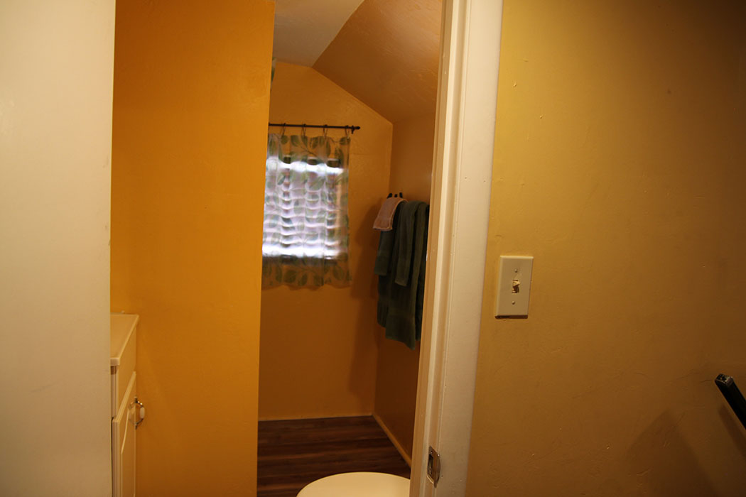 Upstairs loft with bath and shower